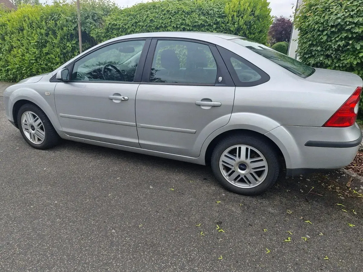 Gebraucht Ford Focus Ghia 101 PS (74 kW) 2005 Silber Kombi