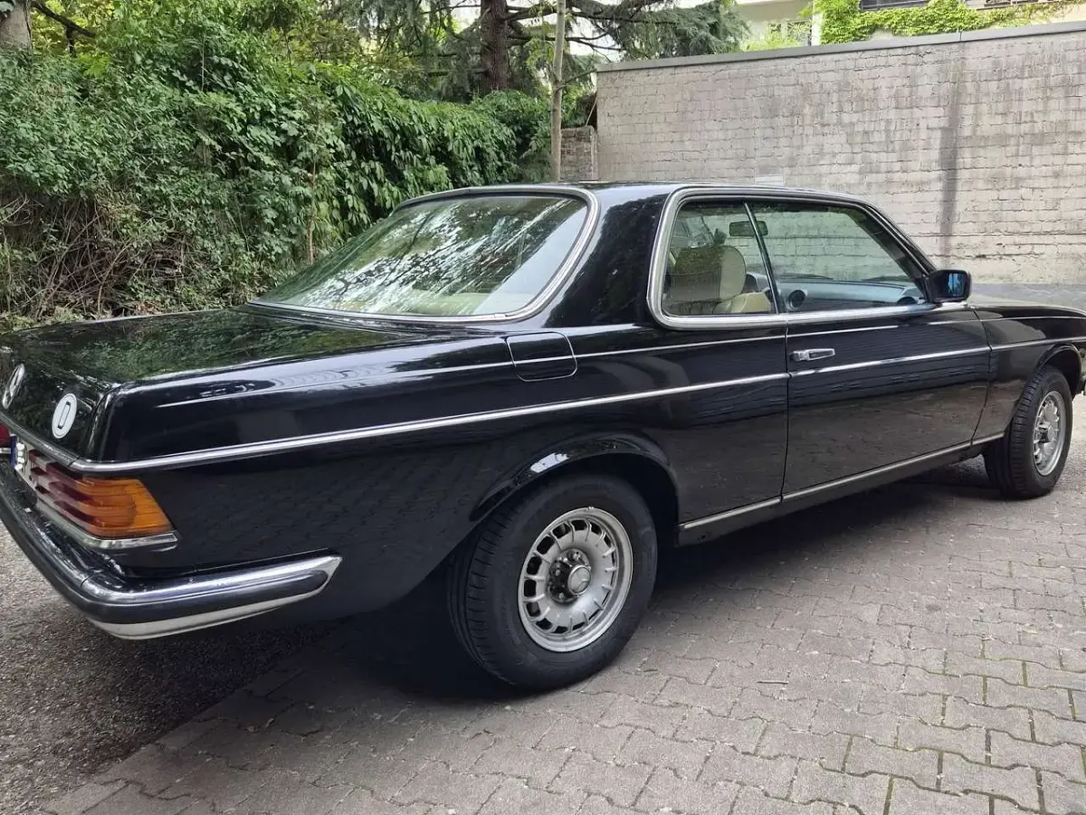 Gebraucht Mercedes 230 136 PS (100 kW) 1982 Schwarz Coupé