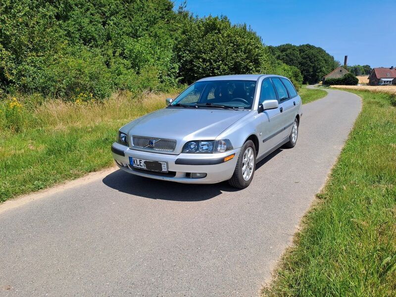 Silber Gebraucht 2001 Volvo V40 Kombi | 1.650 € (Etwas zu teuer) - Bild 1/4
