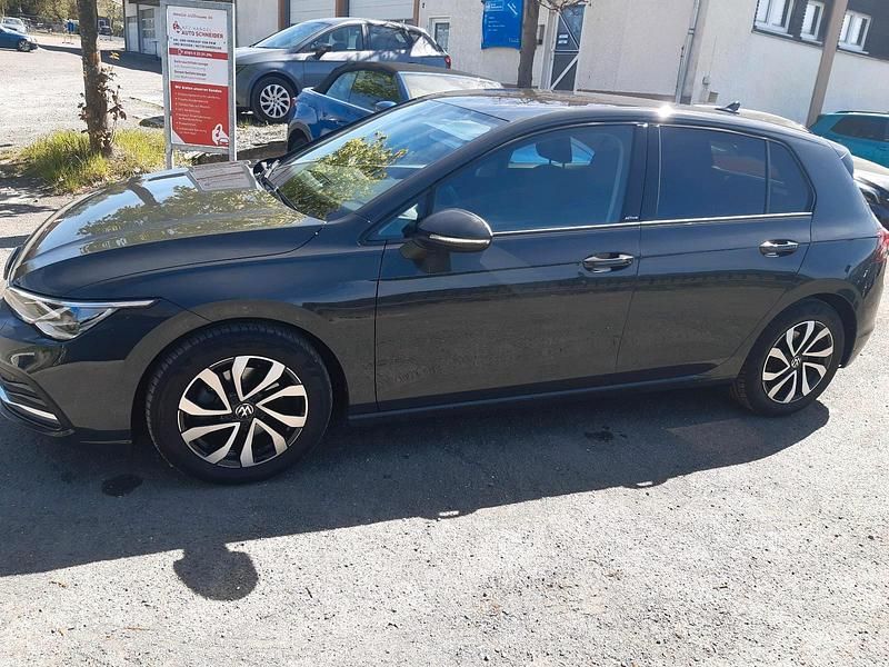 Gebraucht VW Golf VIII Active 130 PS (95 kW) 2022 Grau Limousine