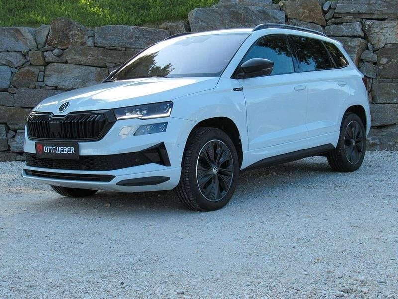 Weiß Gebraucht 2024 Skoda Karoq SportLine SUV | 38.990 € (Fairer Preis) - Bild 1/4