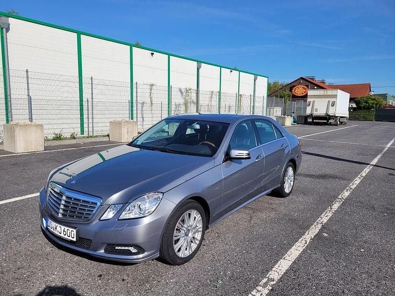 Silber Gebraucht 2009 Mercedes E350 Limousine | 19.999 € - Bild 1/4