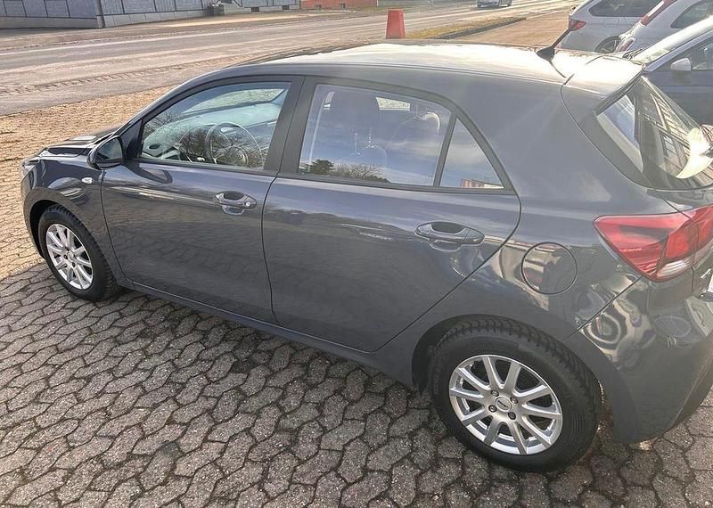 Gebraucht Kia Rio 84 PS (61 kW) 2021 Grau Limousine