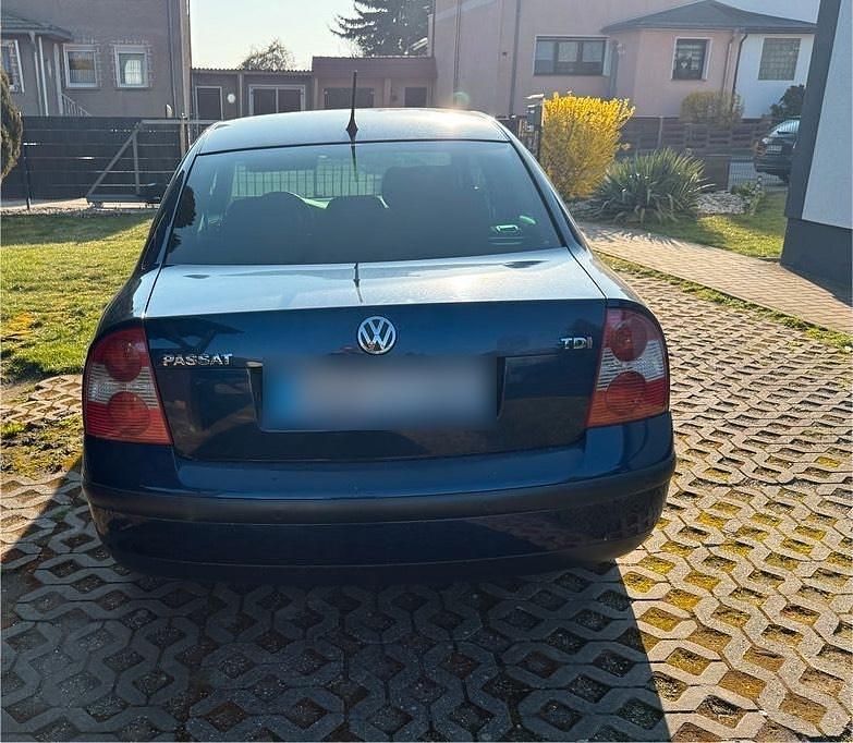 Usata VW Passat 101 CV (74 kW) 2003 Blu Berlina