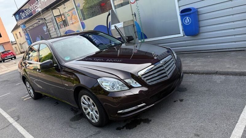 Braun Gebraucht 2012 Mercedes E220 Limousine | 13.199 € (Fairer Preis) - Bild 1/4