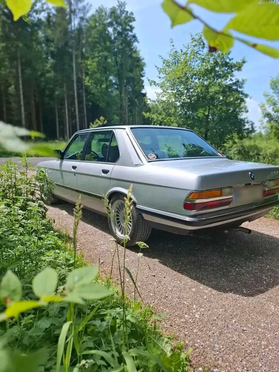 Gebraucht BMW 520 125 PS (91 kW) 1984 Silber Limousine