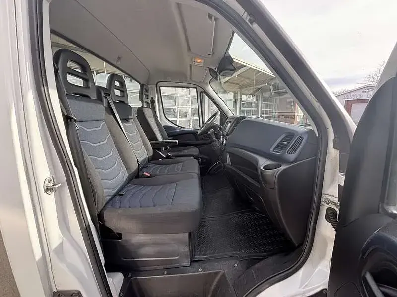 Gebraucht Iveco Daily 179 PS (131 kW) 2019 Weiß Van