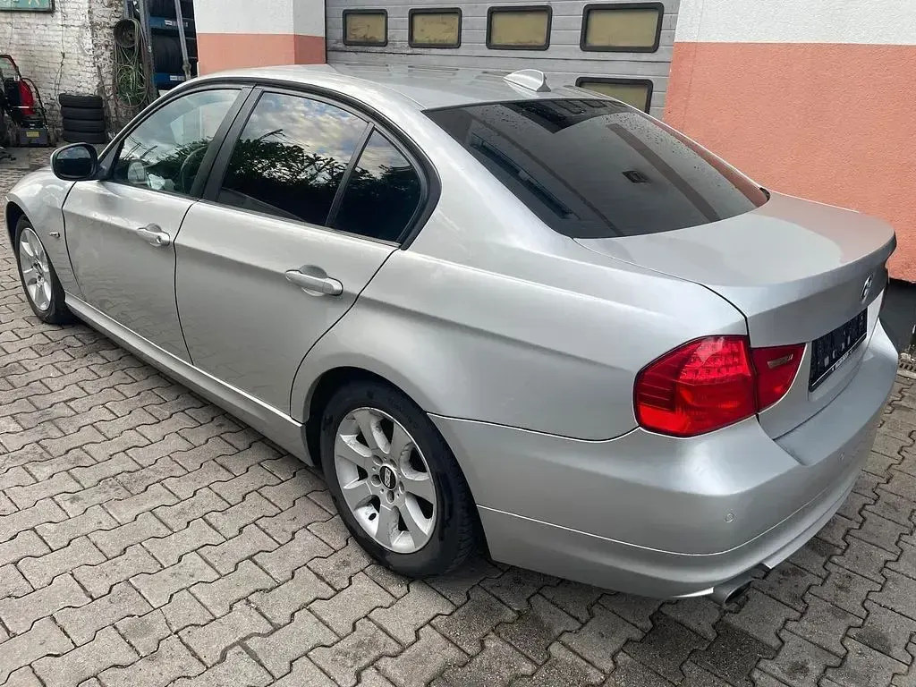 Gebraucht BMW 320 163 PS (119 kW) 2009 Silber Limousine