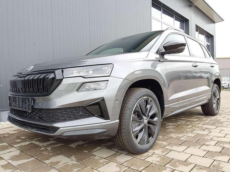 Stahlgrau Neu 2025 Skoda Karoq SportLine SUV | 38.390 € (Guter Preis) - Bild 1/4