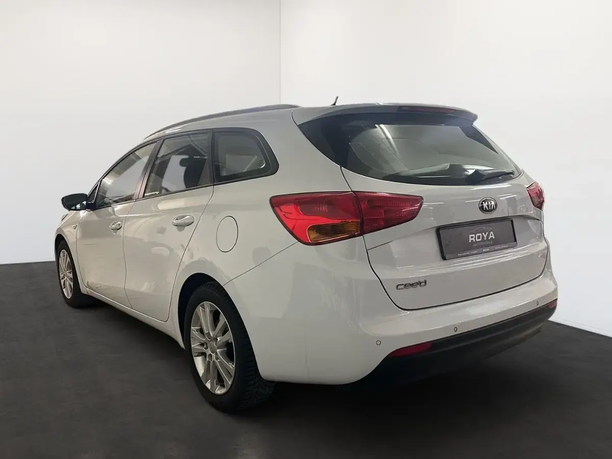 Używany Kia Ceed 99 KM (72 kW) 2013 Biały Hatchback