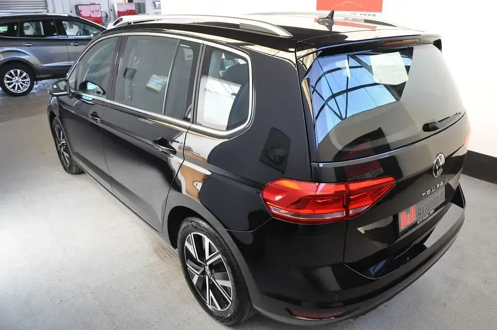 Gebraucht VW Touran Highline 150 PS (110 kW) 2023 Schwarz Van / Kleinbus