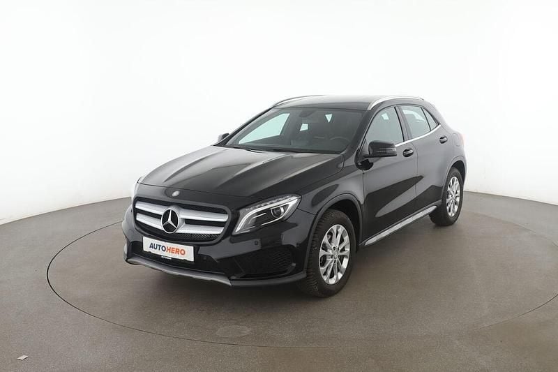 Schwarz Gebraucht 2015 Mercedes GLA200 AMG line SUV | 17.750 € (Fairer Preis) - Bild 1/3