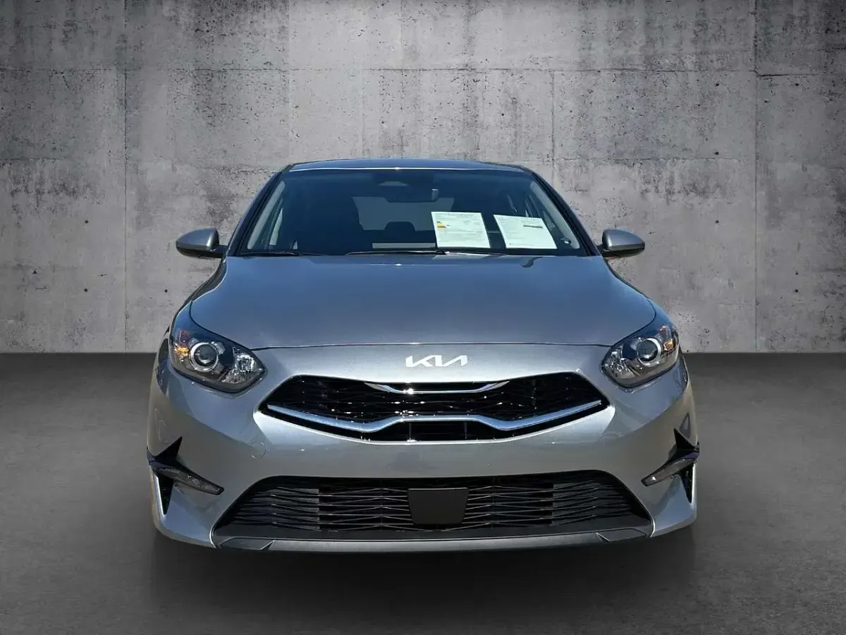 Neu Kia Ceed Vision 140 PS (102 kW) 2025 Lunar silver Kleinwagen