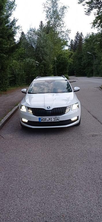 Weiß Gebraucht 2019 Skoda Octavia Soleil Kombi | 15.700 € (Fairer Preis) - Bild 1/4