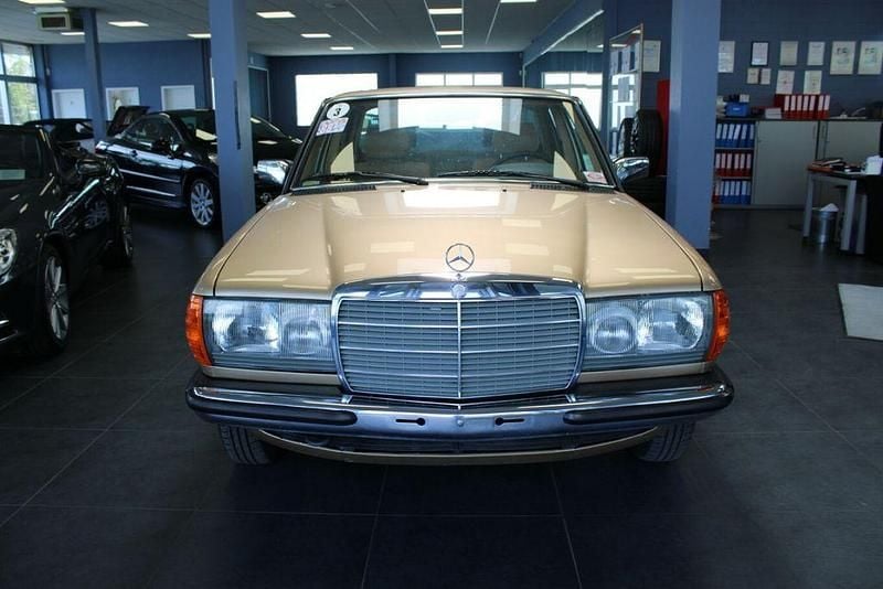 Gebraucht Mercedes E230 136 PS (100 kW) 1982 Gold Limousine
