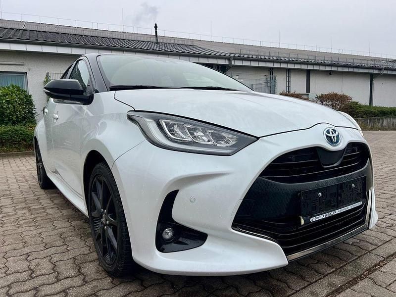 Schwarz Gebraucht 2023 Toyota Yaris Hybrid Style Limousine | 20.999 € (Fairer Preis) - Bild 1/4