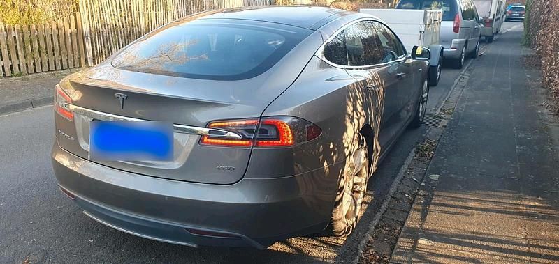 Second-hand Tesla Model S 327 kW (445 CP) 2015 Argintiu Hatchback