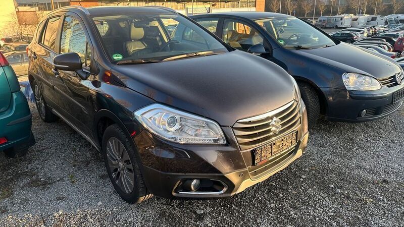 Grau Gebraucht 2013 Suzuki SX4 S-Cross Limited+ SUV | 11.999 € (Etwas zu teuer) - Bild 1/4