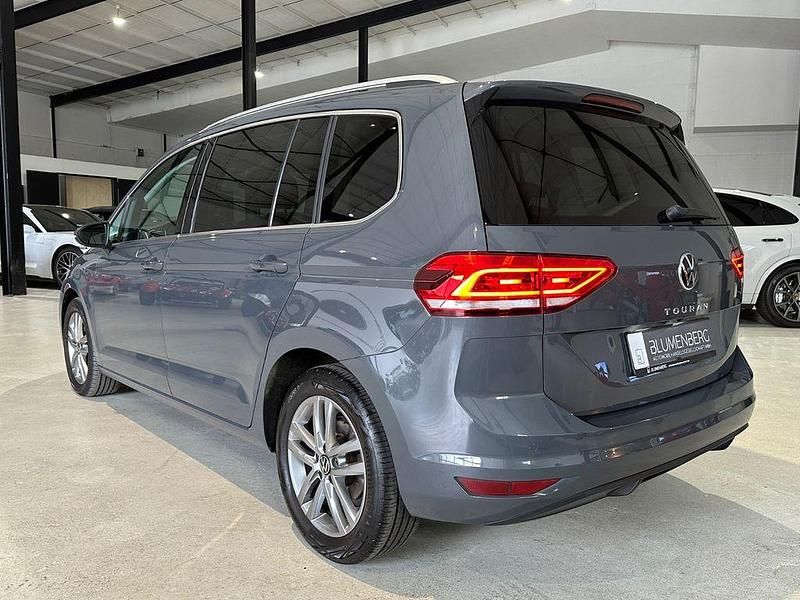 Gebraucht VW Touran Highline 150 PS (110 kW) 2022 Grau Van / Kleinbus