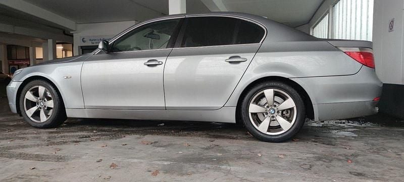 Silber Gebraucht 2006 BMW 525 Limousine | 2.460 € (Superpreis) - Bild 1/4