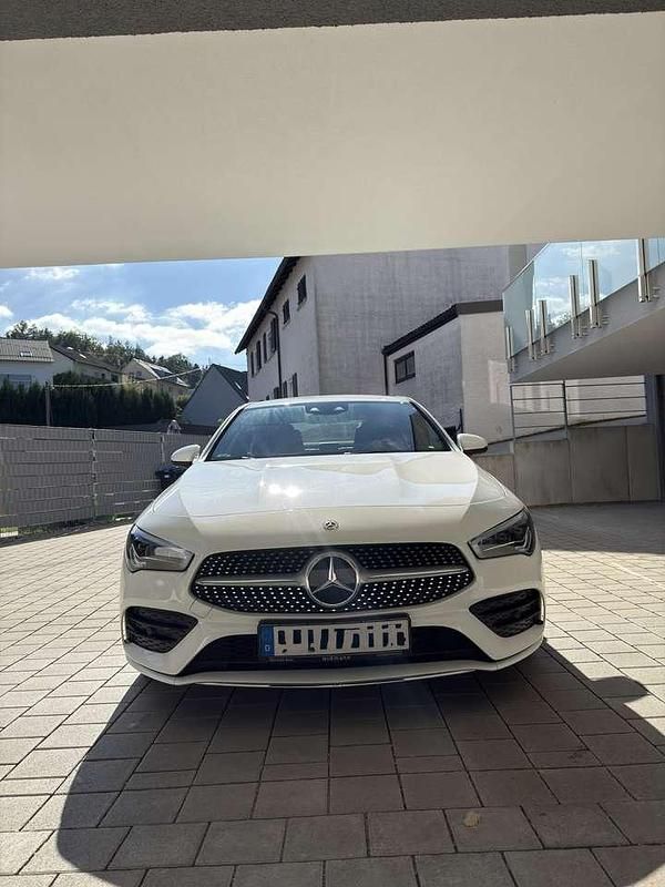 Weiß Gebraucht 2019 Mercedes CLA220 AMG line Limousine | 24.500 € (Guter Preis) - Bild 1/4