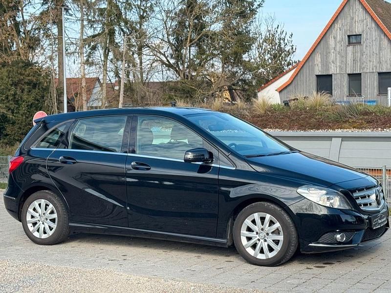 Gebraucht Mercedes B180 122 PS (89 kW) 2012 Schwarz Van / Kleinbus