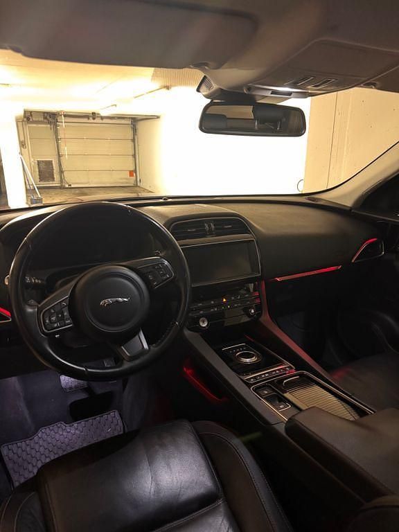 Gebraucht Jaguar F-Pace Prestige 179 PS (131 kW) 2017 Rot SUV