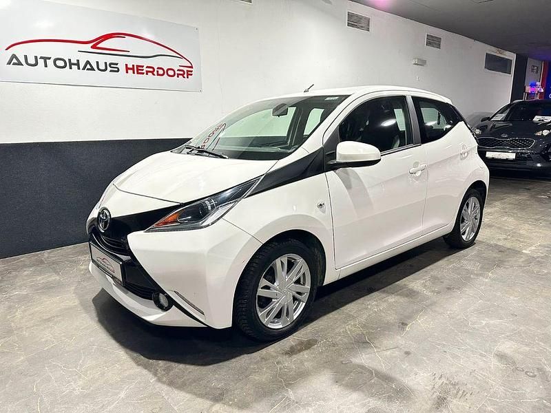 Weiß Gebraucht 2017 Toyota Aygo X-play Kleinwagen | 7.390 € (Fairer Preis) - Bild 1/4