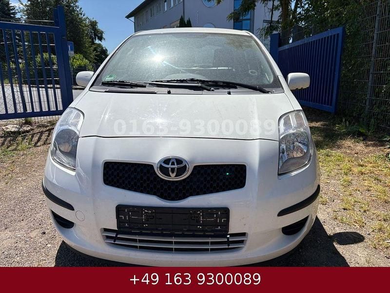 Weiß Gebraucht 2006 Toyota Yaris Sol Limousine | 1.550 € (Superpreis) - Bild 1/4