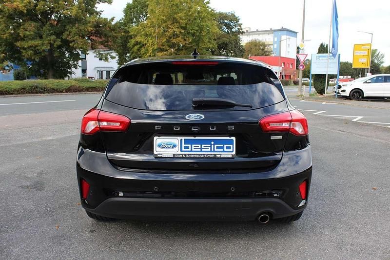 Gebraucht Ford Focus Cool & Connect 125 PS (91 kW) 2018 Schwarz Limousine