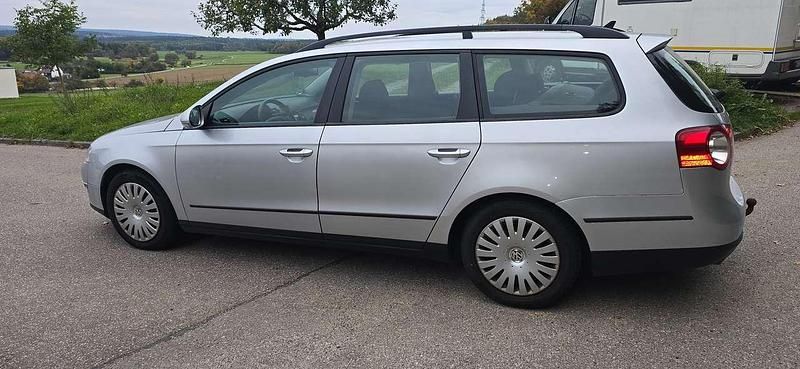 Reflexsilber metallic Gebraucht 2010 VW Passat Trendline Kombi | 2.399 € (Superpreis) - Bild 1/4