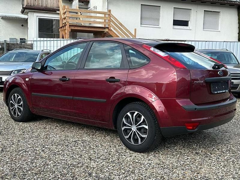 Gebraucht Ford Focus Trend 101 PS (74 kW) 2005 Amarenarot metallic Kleinwagen