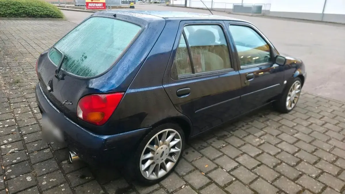 Używany Ford Fiesta 75 KM (55 kW) 1998 Niebieski Hatchback