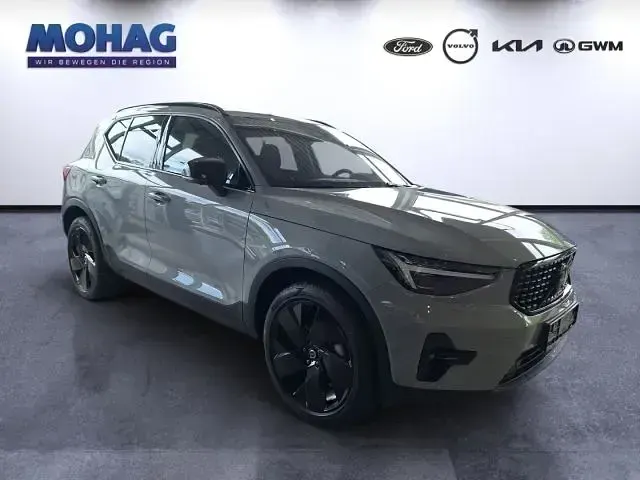 Neu Volvo XC40 Plus 163 PS (119 kW) 2026 Grau SUV