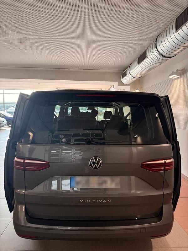 Gebraucht VW Multivan Basis 205 PS (150 kW) 2024 Grau Van