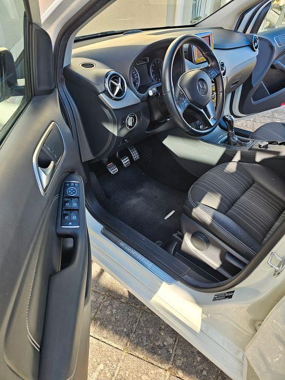 Gebraucht Mercedes B200 156 PS (114 kW) 2014 Weiß Van / Kleinbus