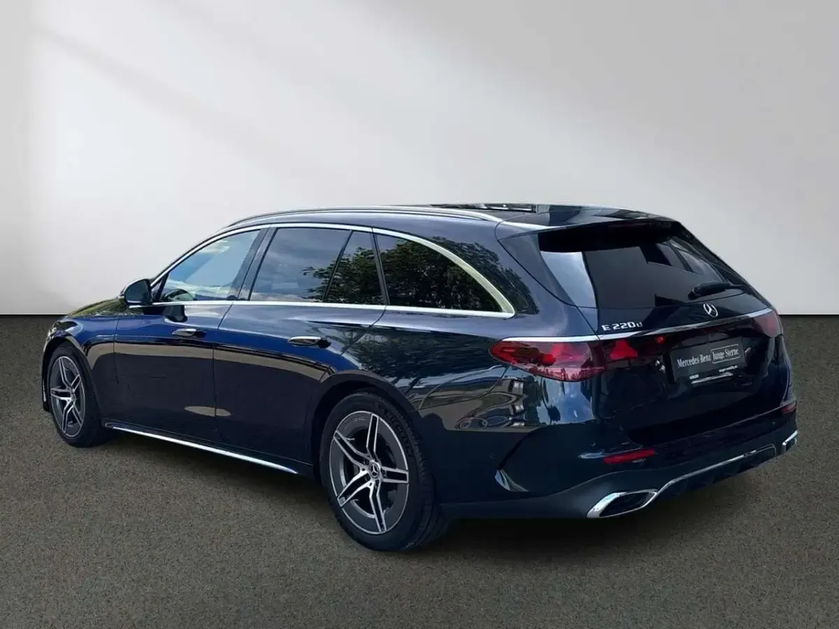 Gebraucht Mercedes E220 AMG 197 PS (144 kW) 2024 Lack nautikblau Kombi