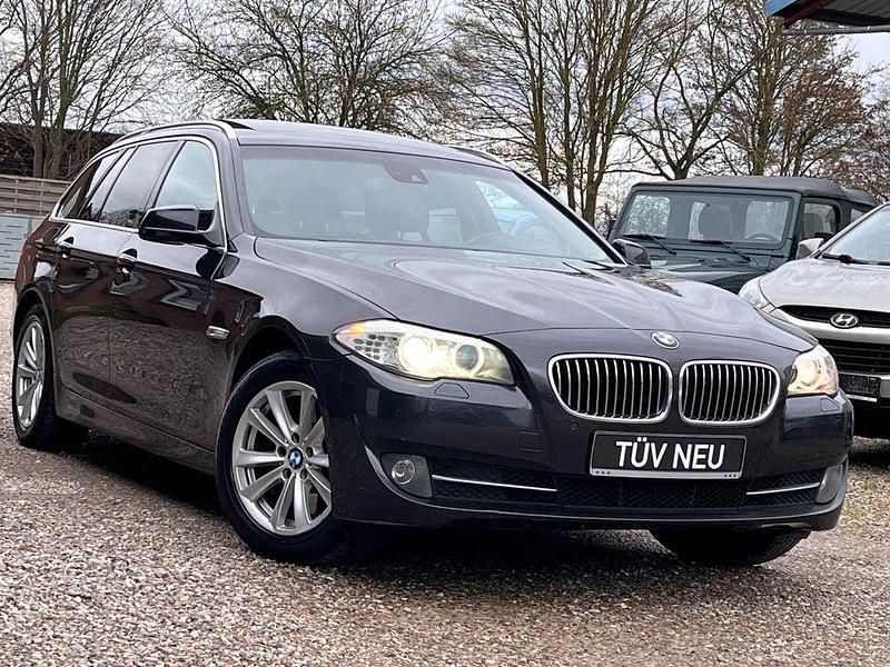 Grau Gebraucht 2012 BMW 525 Sport Line Kombi | 9.499 € (Fairer Preis) - Bild 1/4