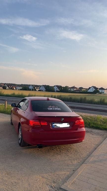 Rot Gebraucht 2013 BMW 320 Sport Line Coupé | 11.320 € (Guter Preis) - Bild 1/4
