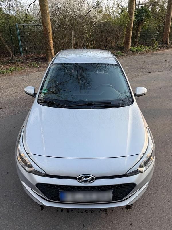 Gebraucht Hyundai i20 84 PS (61 kW) 2017 Silber Kleinwagen