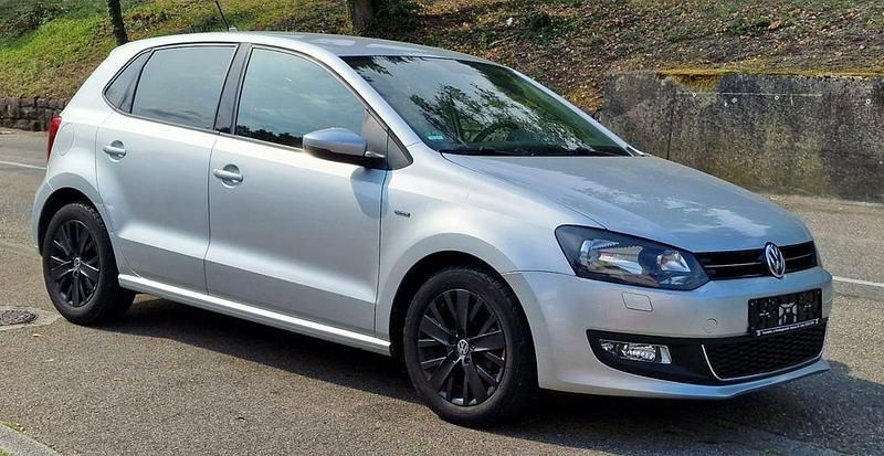 Silber Gebraucht 2013 VW Polo Life Limousine | 4.989 € (Guter Preis) - Bild 1/4