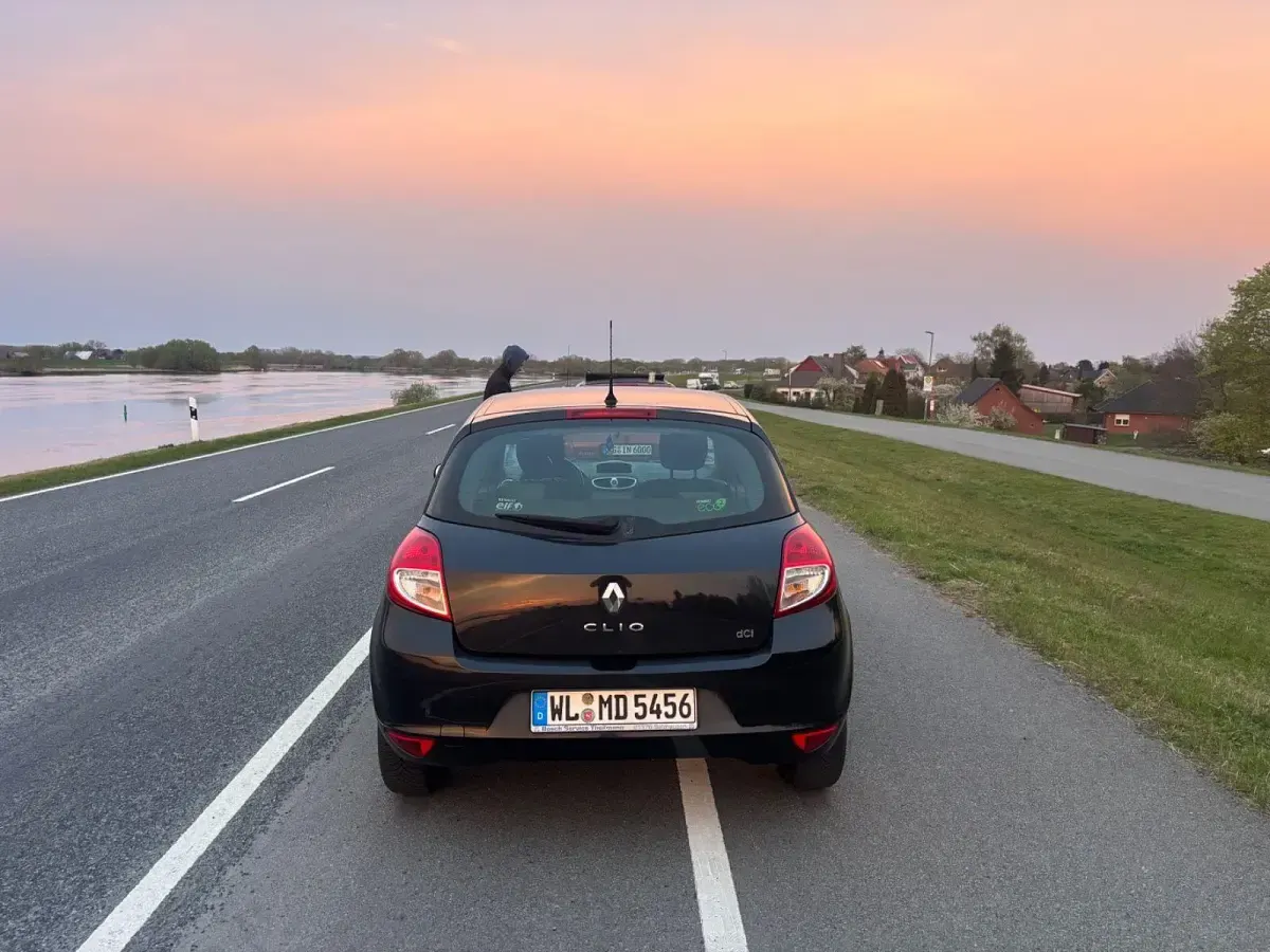 Używany Renault Clio II Expression 75 KM (55 kW) 2011 Czarny Sedan/Limuzyna