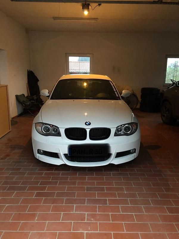Weiß Gebraucht 2010 BMW 123 Coupé M Sport Coupé | 15.500 € - Bild 1/4