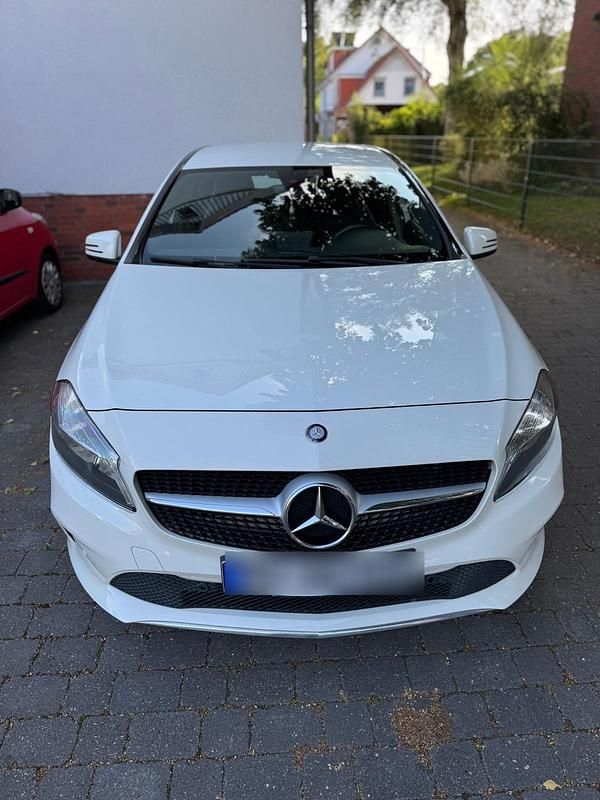 Weiß Gebraucht 2016 Mercedes A180 Limousine | 12.000 € (Guter Preis) - Bild 1/4