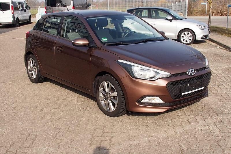 Gebraucht Hyundai i20 101 PS (74 kW) 2017 Braun Limousine