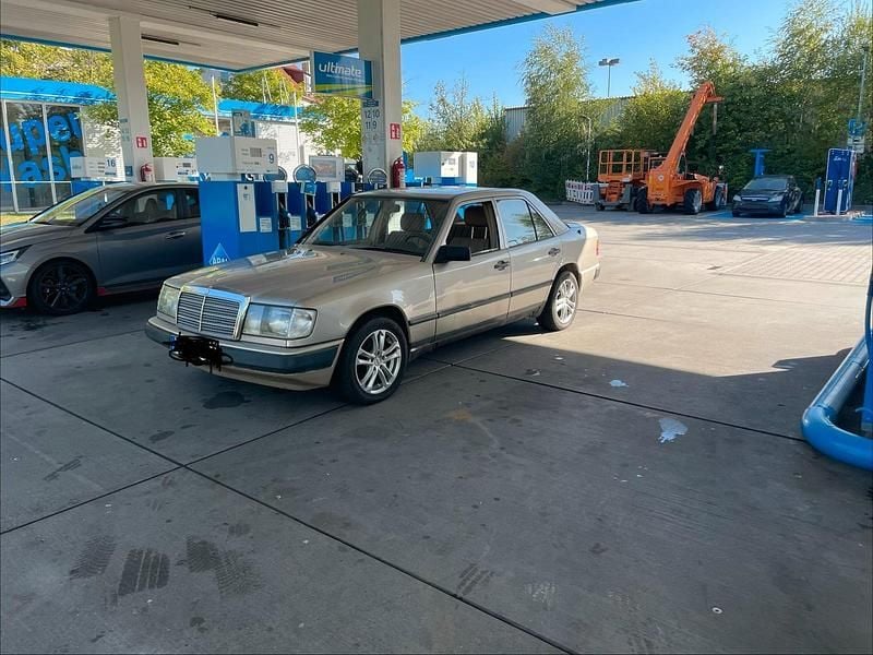 Gold Gebraucht 1989 Mercedes E230 Limousine | 3.900 € - Bild 1/4