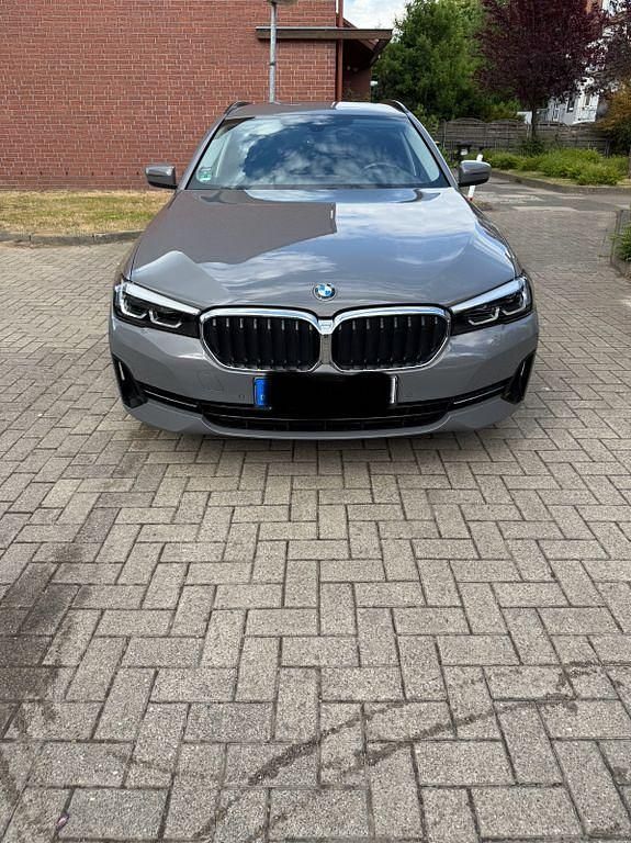 Grau Gebraucht 2021 BMW 520 Kombi | 30.000 € (Guter Preis) - Bild 1/4