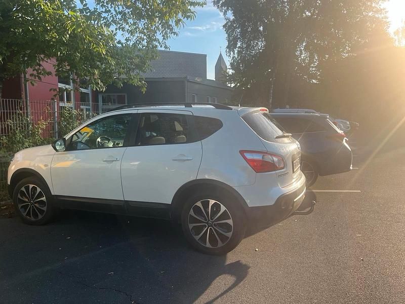 Weiß Gebraucht 2013 Nissan Qashqai SUV | 6.999 € (Fairer Preis) - Bild 1/4