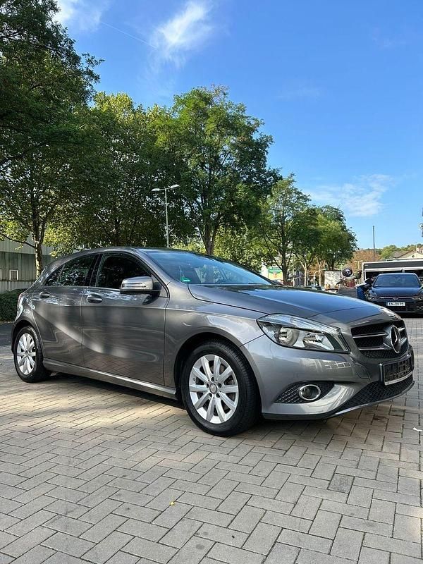 Grau Gebraucht 2014 Mercedes A180 Edition Limousine | 11.990 € (Superpreis) - Bild 1/4