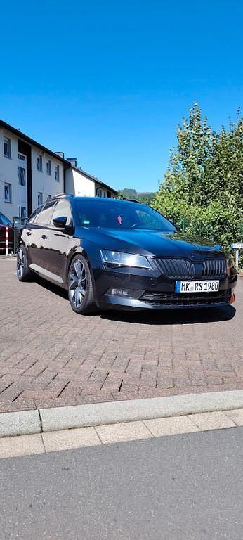 Schwarz Gebraucht 2018 Skoda Superb SportLine Kombi | 18.000 € (Fairer Preis) - Bild 1/4